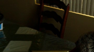 Margaret Ibarra, de 80 años, muestra la foto de su hijo preso  y sus tres nietos, a quienes tuvo que criar sola .