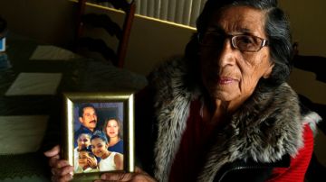 Margaret Ibarra, de 80 años, muestra la foto de su hijo preso  y sus tres nietos, a quienes tuvo que criar sola .