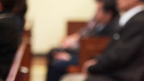 Un niño en oración ayer en la ceremonia  en el templo budista Nishi Hongwanji del barrio japonés de LA.