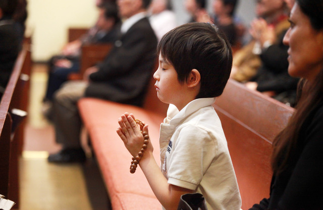 Un niño en oración ayer en la ceremonia  en el templo budista Nishi Hongwanji del barrio japonés de LA.