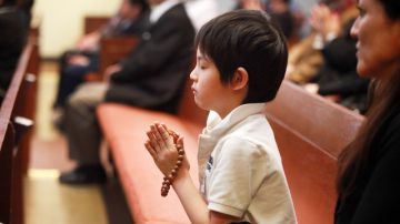 Un niño en oración ayer en la ceremonia  en el templo budista Nishi Hongwanji del barrio japonés de LA.