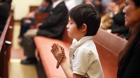 Un niño en oración ayer en la ceremonia en el templo budista Nishi Hongwanji del barrio japonés de LA.