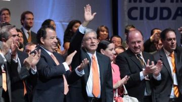 El candidato del Movimiento ciudadano, Andrés Manuel López Obrador, a su llegada a la toma de protesta como aspirante a la presidencia de la República.