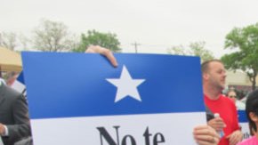 Cientos de mujeres protestaron en Houston contra las decisiones del gobernador Perry y la Legislatura de Texas en materia de programas de salud reproductiva.