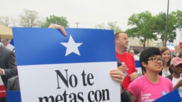 Cientos de mujeres protestaron en Houston contra las decisiones del gobernador Perry y la Legislatura de Texas en materia de programas de salud reproductiva.