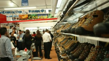 Compradores mexicanos visitan la 'Feria del Calzado' en Guanajuato.  En diciembre pasado terminaron las medidas de transición entre México y China, que imponían una cuota adicional a los asiáticos.