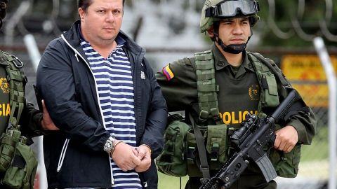 Alejandro Jiménez, alias "El Palidejo", presunto autor intelectual del asesinato del cantautor argentino Facundo Cabral, escoltado por la policía colombiana.