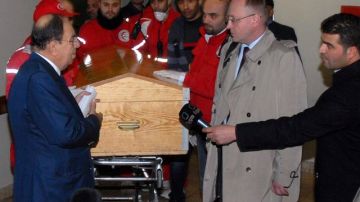 Entrega de los cadáveres de la periodista estadounidense Marie Colvin y del francés Rémi Ochlik, en el Hospital Universitario de Damasco.