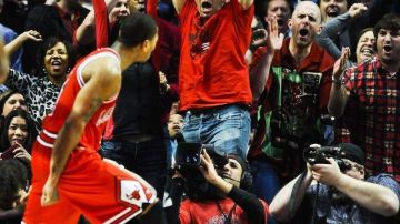 El jugador de los Bulls Derrick Rose (i) celebra una cesta.