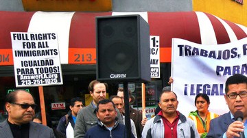 Juan José Gutiérrez habla ante un grupo de líderes comunitarios sobre la próxima marcha del 1 de mayo, en las calles del centro de Los  Ángeles.
