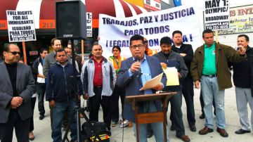 Juan José Gutiérrez habla ante un grupo de líderes comunitarios sobre la próxima marcha del 1 de mayo, en las calles del centro de Los  Ángeles.