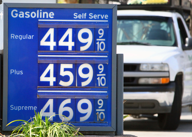 Hay varios puestos de gasolina en la ciudad donde el precio del combustible regular supera el costo promedio de $4.35.