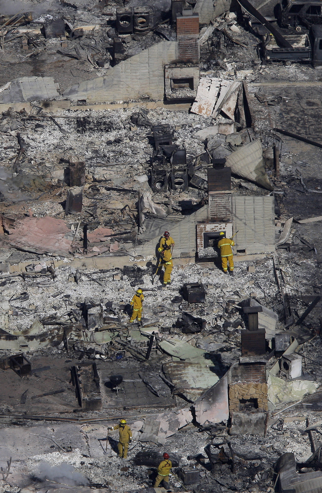 En foto de septiembre de 2010, bomberos trabajan sobre los restos de hogares destruidos por la explosión en San Bruno.