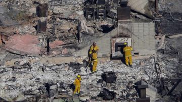 En foto de septiembre de 2010, bomberos trabajan sobre los restos de hogares destruidos por la explosión en San Bruno.