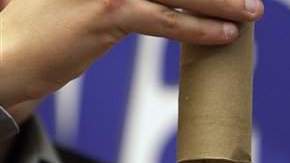 Incertidumbre entre los empleados y visitantes de los edificios gubernamentales en Trenton ante la amenaza de quedarse sin papel sanitario.