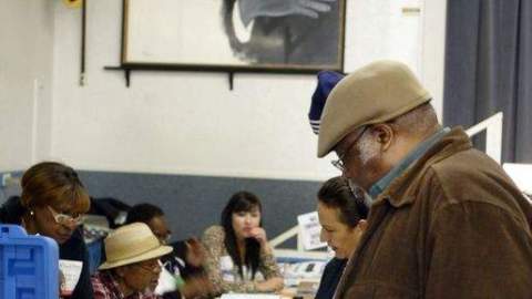 Una fila de personas vota en el Sur de Los Ángeles, en las pasadas elecciones.