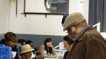 Una fila de personas vota en el Sur de Los Ángeles, en las pasadas elecciones.