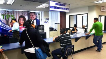 Ayer no hubo grandes filas en el consulado salvadoreño para hacer trámites de reinscripción de último momento.