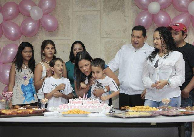 El presidente de Venezuela, Hugo Chávez (2d), celebrando el cumpleaños de una de sus hijas, en La Habana (Cuba).