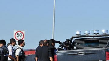 Peritos forenses y policías municipales recababan información, ayer, en el lugar donde fue asesinado Marcial Barrón.