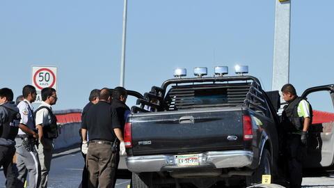 Peritos forenses y policías municipales recababan información, ayer, en el lugar donde fue asesinado Marcial Barrón.