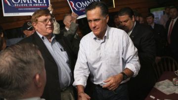 El candidato republicano Mitt Romney saluda a sus seguidores.