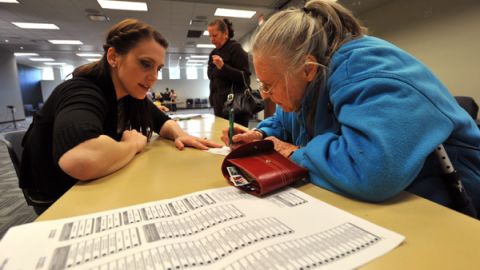 Joan Moore (d) se registra antes de dar su voto el 6 de marzo de 2012 en la oficina de los Boy Scouts Nashville Tennessee.