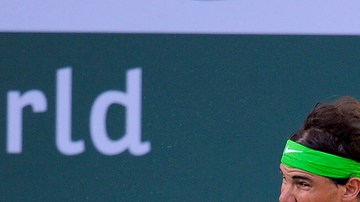 Nadal responde con fuerza a un saque de Granollers apenas iniciado el encuentro, ayer, en Indian Wells.