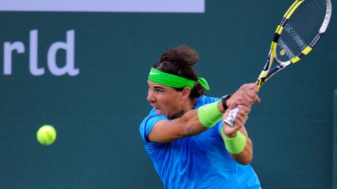 Nadal responde con fuerza a un saque de Granollers apenas iniciado el encuentro, ayer, en Indian Wells.