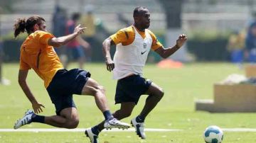 Oswaldo Vizcarrondo (izq.) y Christian Benitez  en el entrenamiento de ayer del  América,  que se prepara para enfrentar a los Pumas.