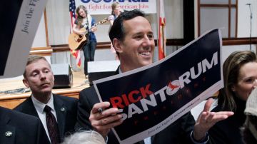 Rick Santorum se anotó importantes triunfos en estados del sur dominados por conservadores.