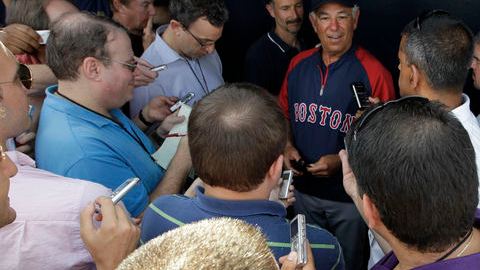 Bobby Valentine habla con un grupo nutrido de periodistas previo al partido de Medias Rojas con  Yanquis, ayer, en Tampa, Florida.