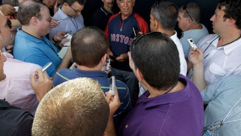 Bobby Valentine habla con un grupo nutrido de periodistas previo al partido de Medias Rojas con Yanquis, ayer, en Tampa, Florida.