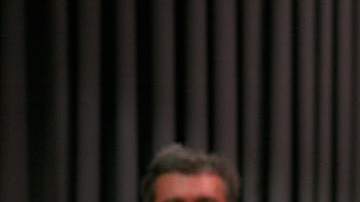 Un pensativo John Deasy, superintendente del LAUSD, en medio de la discusión de la junta escolar.