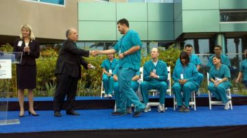 Salvador Ramírez recibe su certificado como asistente de enfermero en la ceremonia de ayer en Long Beach.