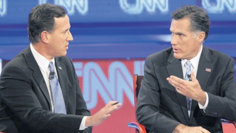 Mitt Romney (der.) y Rick Santorum durante el debate de anoche.