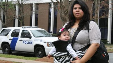 Lesley Lara junto su hija Danett, ofrece su apoyo a Gabino Sánchez,  en las afueras de la Corte de Inmigración en Charlotte.
