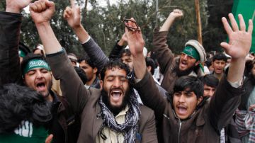 En el este de Afganistán, cientos de estudiantes efectuaron una manifestación en la que gritaban lemas contra Estados Unidos.