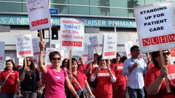 Enfermeras protestan en docenas de hospitales de California.
