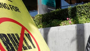 Harvey Weinstein (foto derecha) es el distribuidor de 'Bully'. Katy Butler (foto izquierda) es una estudiante que recogió firmas para que se cambiara la clasificación del filme, iniciando así un movimiento popular en defensa del mismo.