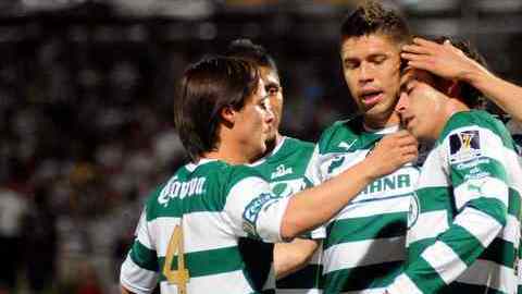 Oribe Peralta (segundo de der. a izq.), quien aportó un gol en la abulta- da victoria del Santos, festeja con sus compañeros el pase a semis.
