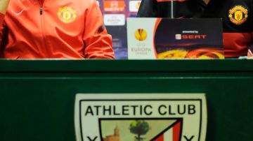 'Chicharito'   y Sir Alex Ferguson con la prensa  ayer  en Bilbao.