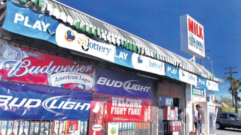 Una tienda que luce forrada de anuncios de diversas cervezas. Existen cien tiendas de venta de licor en la comunidad.