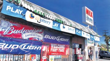 Una tienda que luce forrada de anuncios de diversas cervezas. Existen cien tiendas de venta de licor en la comunidad.