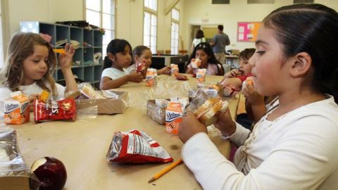 Centros de cuidado infantil y guarderías familiares podrán proveer alimentación a los pequeños.