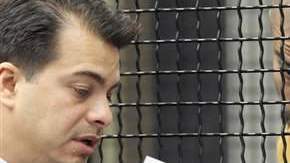 Itzcoatl Ocampo, en esta foto de archivo dialogando con su abogado Randall Longwith, enfrenta cargos por multihomicidio con agravantes.