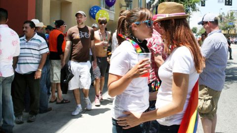 Dos mujeres en el desfile homosexual de 2010 en West Hollywood. En Los  Ángeles viven juntas más parejas de homosexuales que en cualquier otra ciudad del país según cifras del Censo.