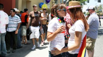 Dos mujeres en el desfile homosexual de 2010 en West Hollywood. En Los  Ángeles viven juntas más parejas de homosexuales que en cualquier otra ciudad del país según cifras del Censo.