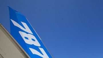 El avión comercial 787 Dreamliner de Boeing fue presentado ayer a la prensa en el areopuerto de Long Beach.
