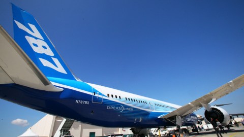 El avión comercial 787 Dreamliner de Boeing fue presentado ayer a la prensa en el areopuerto de Long Beach.